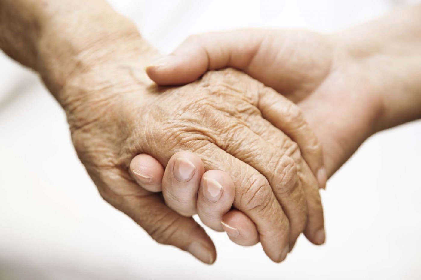 Dicas essenciais para cuidar de um familiar com Alzheimer.